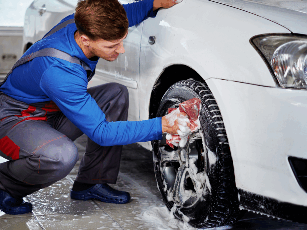 غسيل سيارات متنقل في أبو ظبي - خدمة تنظيف داخلي وخارجي