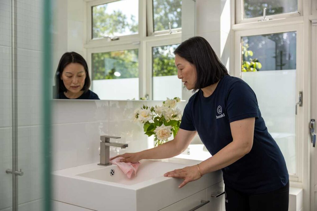 عاملات بالساعة في مدينة خليفة بأبوظبي